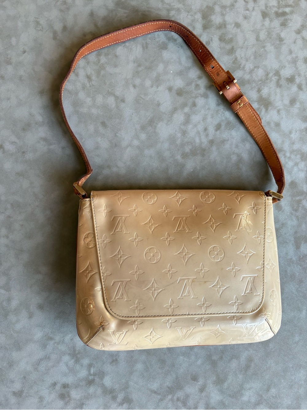 Louis Vuitton Beige Vernis Monogram Crossbody with Tan Strap - Picture 5 of 9